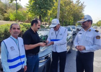 «نشان مهربانی» بر سینه رانندگان قانونمدار شیراز نشست 1 «نشان مهربانی» بر سینه رانندگان قانونمدار شیراز نشست