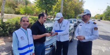 «نشان مهربانی» بر سینه رانندگان قانون‌مدار شیراز نشست