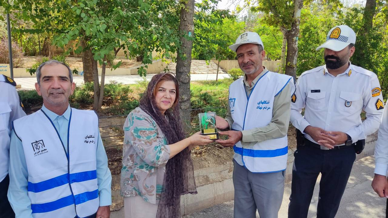 «نشان مهربانی» بر سینه رانندگان قانونمدار شیراز نشست 1 image