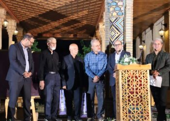 سرو سرخ شیراز؛ تلاشی برای زنده نگه داشتن نبض هویت در رگ‌های شهر